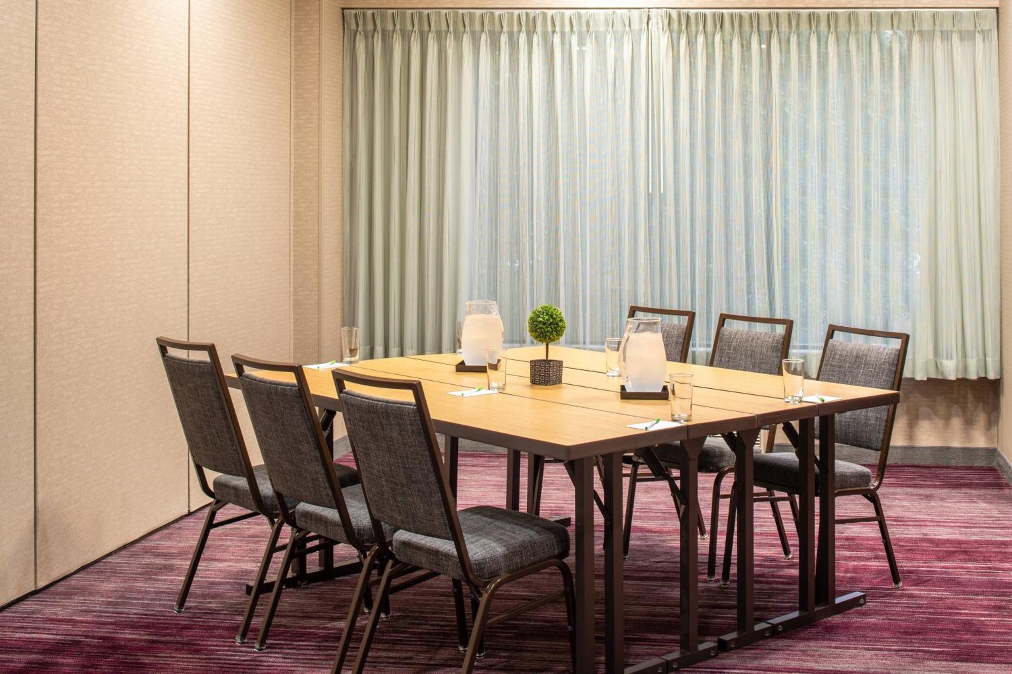 Отель Courtyard By Marriott Portland Airport Экстерьер фото