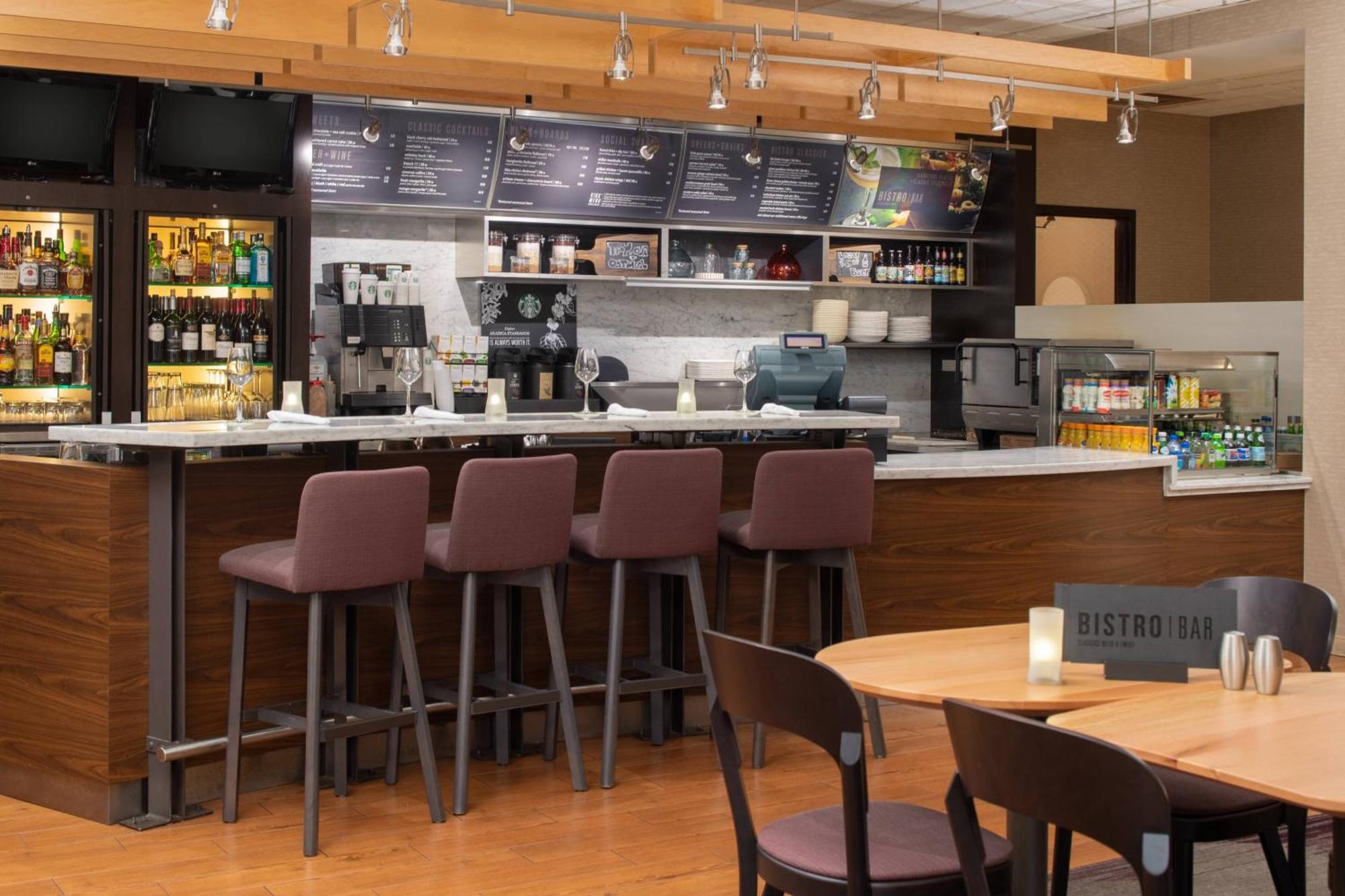Отель Courtyard By Marriott Portland Airport Экстерьер фото